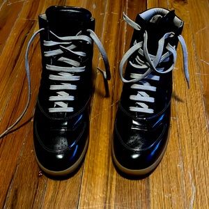 These high top sneaker are in great condition can’t be found anywhere else
